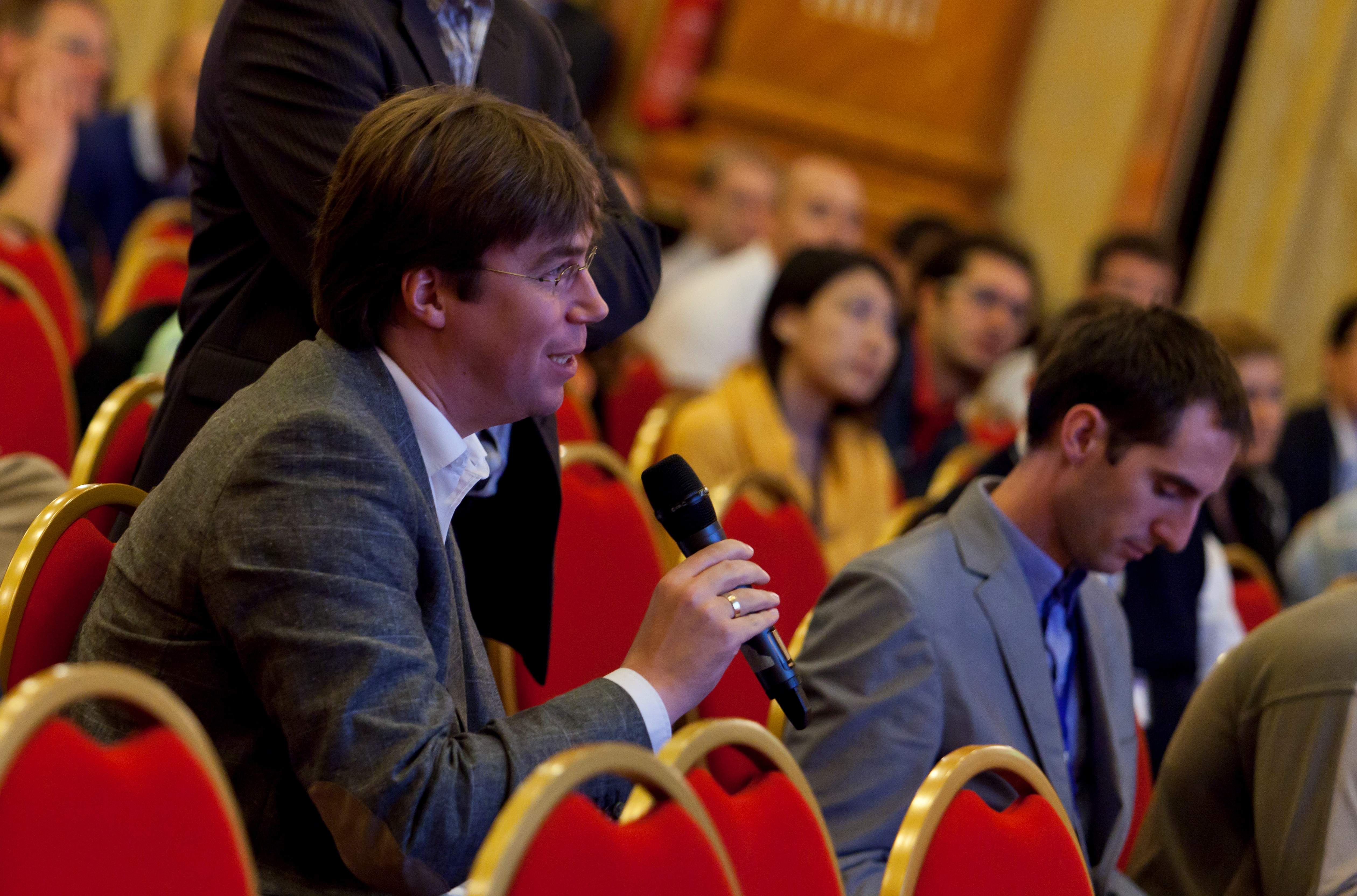 timthumb.php?w=600&h=336&zc=1&src=http%3A%2F%2Fwww.comsol.com%2Fblogs%2Fwp content%2Fuploads%2F2012%2F11%2F12 Audience member asking question